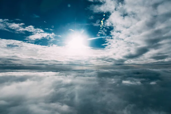 Красиве синє сонячне небо з білими хмарами — стокове фото
