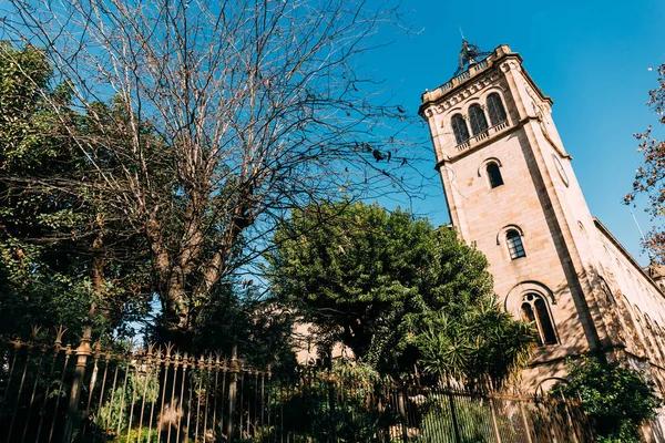 Vecchia torre e alberi verdi, barcellona, Spagna — Foto stock