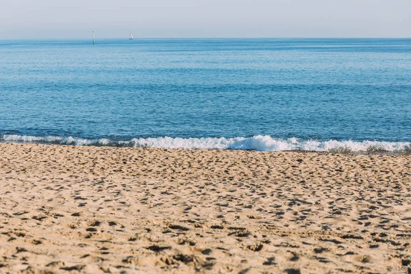 BARCELONA, ESPAÑA - 28 DE DICIEMBRE DE 2018: vista panorámica de la playa de arena y el mar azul - foto de stock