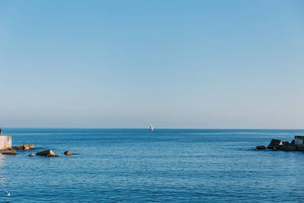 БАРСЕЛОНА, Испания - 28 ДЕКАБРЯ 2018 года: живописный вид на спокойное синее море и горизонт — стоковое фото