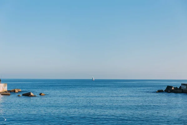 BARCELONE, ESPAGNE - 28 DÉCEMBRE 2018 : vue panoramique sur la mer bleue tranquille et les toits — Photo de stock