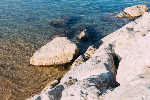 Aguas transparentes transparentes del mar y las rocas de la costa, barcelona, España - foto de stock