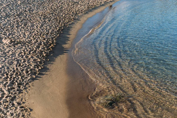 Живописный вид на песчаное побережье и спокойное море, Барселона, Испания — стоковое фото