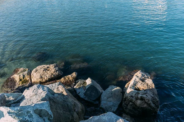 Rochers côtiers et l'eau de mer transparente claire, Barcelone, Espagne — Photo de stock
