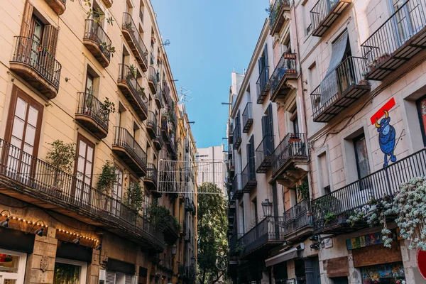 БАРСЕЛОНА, Испания - 28 ДЕКАБРЯ 2018 года: дома с балконами и граффити на стене — стоковое фото