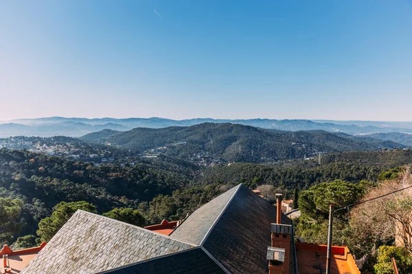 Vue panoramique sur les maisons et les collines couvertes de forêt, Barcelone, Espagne — Photo de stock