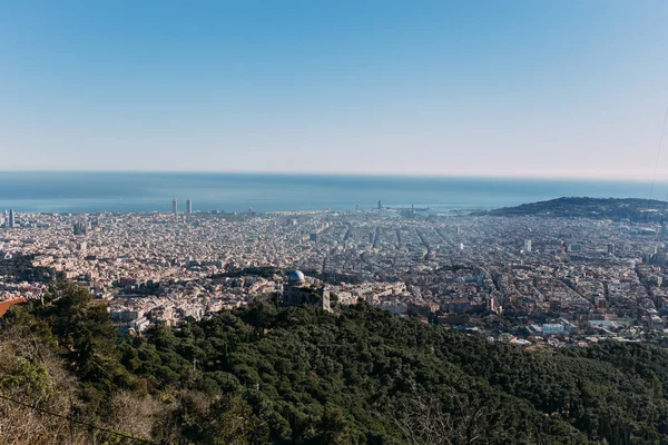 Vue aérienne de la ville au pied des collines verdoyantes, Barcelone, espagne — Photo de stock