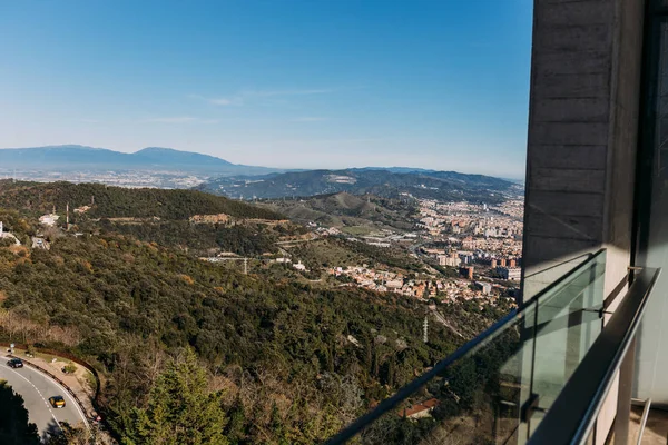 Vue panoramique de la ville au pied des collines verdoyantes depuis le balcon, Barcelone, Espagne — Photo de stock