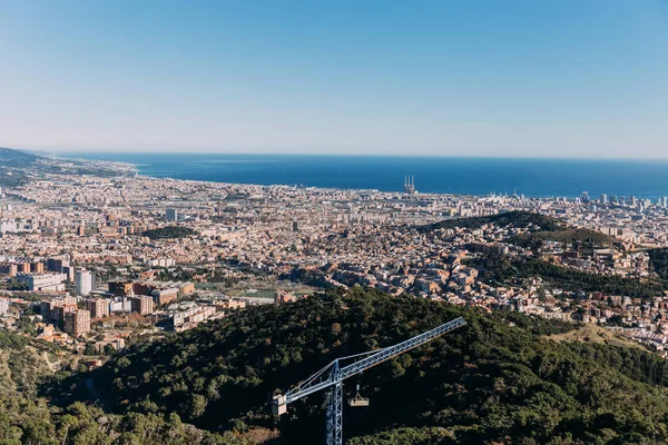 Vue panoramique de la ville au pied des collines verdoyantes et de la mer bleue, Barcelone, Espagne — Photo de stock