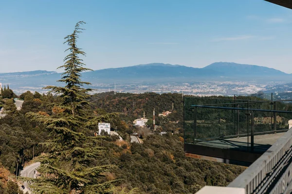 Belle vue sur la colline verdoyante et les montagnes depuis le balcon, Barcelone, Espagne — Photo de stock