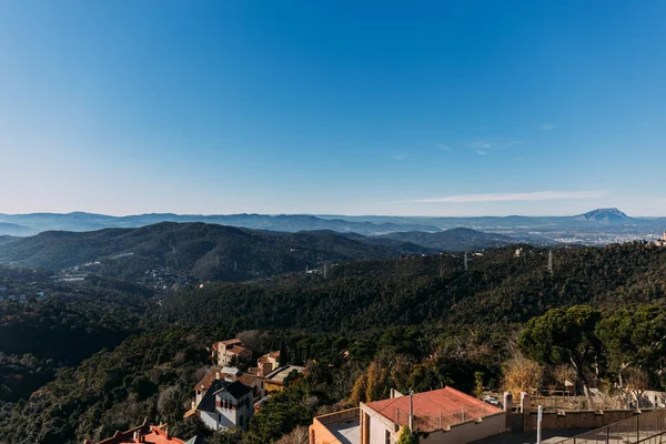 Vista panorámica de casas, verdes colinas y montañas, barcelona, España - foto de stock