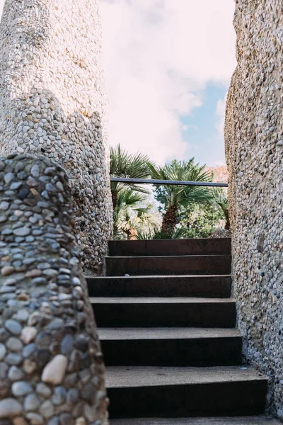 Escalera con paredes de piedra multicolor, barcelona, España - foto de stock