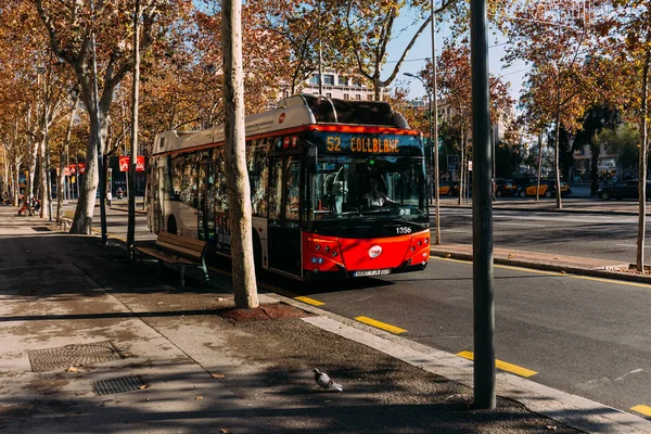 Barcelona, Spanien - 28. Dezember 2018: Stadtbus fährt an sonnigen Tagen auf breiter Fahrbahn — Stockfoto