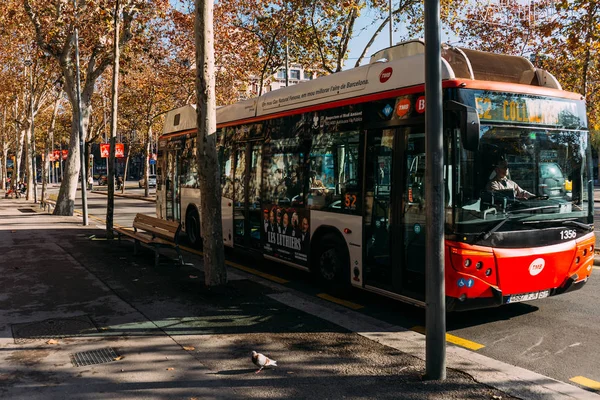 BARCELONA, ESPAÑA - 28 DE DICIEMBRE DE 2018: Autobús que circula por la carretera de la ciudad en un día soleado - foto de stock