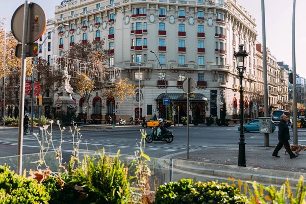 BARCELONA, SPAGNA - 28 DICEMBRE 2018: strada trafficata con bella casa all'incrocio — Foto stock