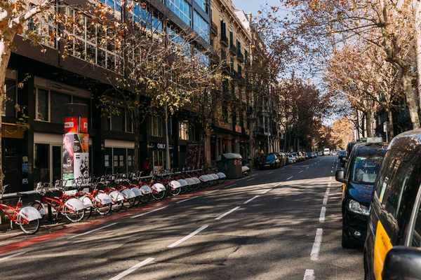BARCELONA, ESPAÑA - 28 DE DICIEMBRE DE 2018: amplia calle con coches aparcados y bicicletas - foto de stock