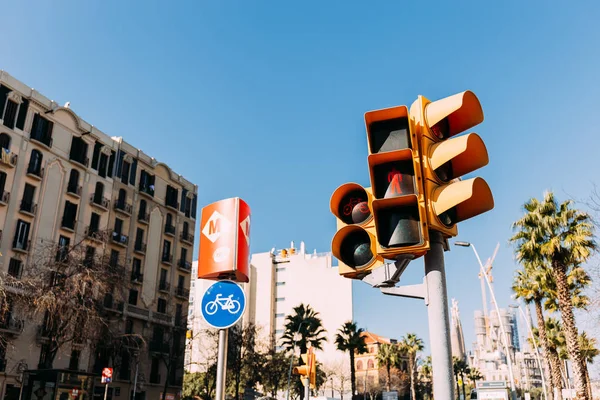 Escenario urbano con edificios, semáforo y señalización vial, barcelona, España - foto de stock
