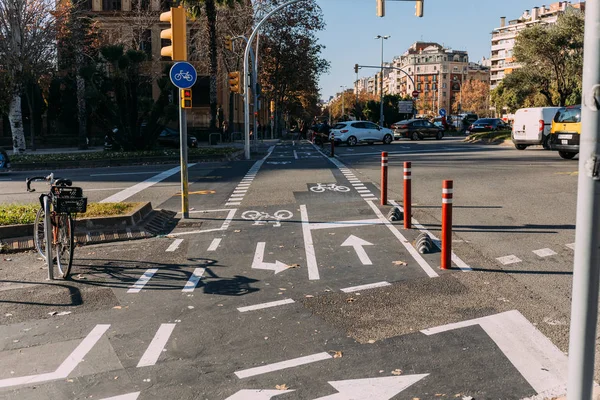 BARCELONA, ESPANHA - 28 DE DEZEMBRO DE 2018: estrada com ciclovia, sinalização e semáforo — Fotografia de Stock