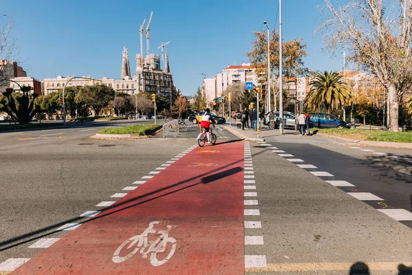 БАРСЕЛОНА, Испания - 28 ДЕКАБРЯ 2018 года: широкая дорога с велосипедной дорожкой и разметкой — стоковое фото