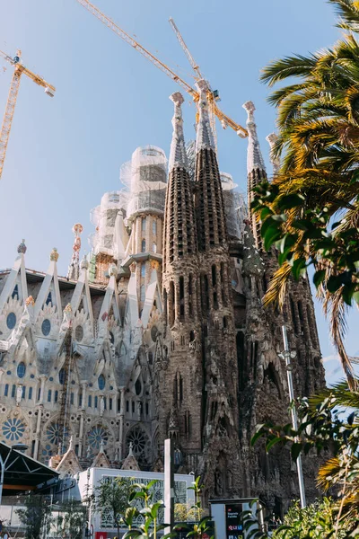 BARCELONA, ESPAÑA - 28 DE DICIEMBRE DE 2018: enfoque selectivo del Templo Expiatori de la Sagrada Familia, uno de los edificios más famosos de Barcelona, construido por Antoni Gaudí - foto de stock