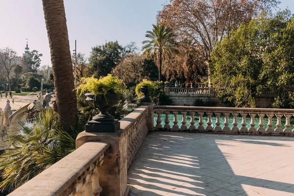 BARCELONA, ESPAÑA - 28 DE DICIEMBRE DE 2018: Hermosa balaustrada con jarrones de piedra en el Parc de la Ciutadella - foto de stock