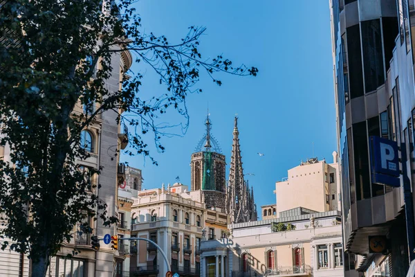 BARCELONA, ESPAÑA - 28 DE DICIEMBRE DE 2018: Escena urbana con edificios modernos y Templo Expiatori de la Sagrada Familia sobre fondo - foto de stock