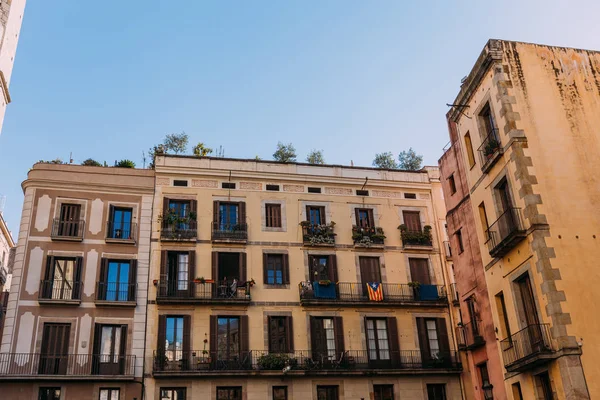 Casas multicolores con balcones vallados, barcelona, España - foto de stock