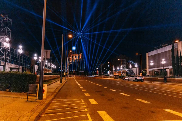 BARCELONA, SPAGNA - 28 DICEMBRE 2018: scena notturna di carreggiata cittadina illuminata da lanterne — Foto stock