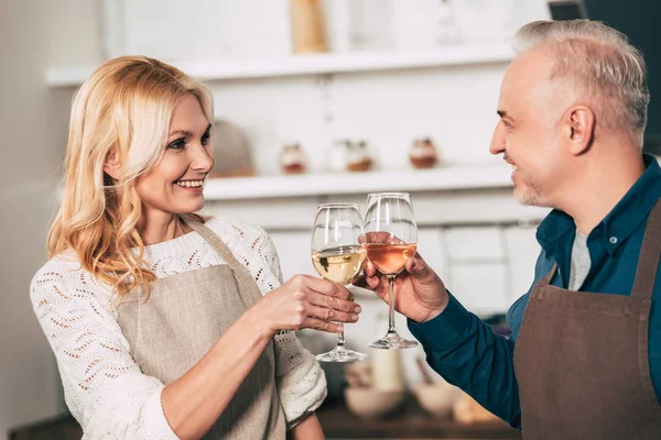 Femme heureuse regardant mari tout en cliquetis verres de vin — Photo de stock