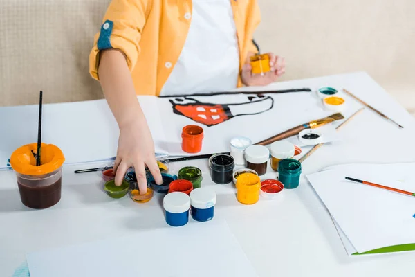 Обрезанный вид дошкольника во время рисования дома — стоковое фото