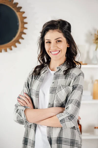 Mulher de camisa cinza sorrindo em casa — Fotografia de Stock