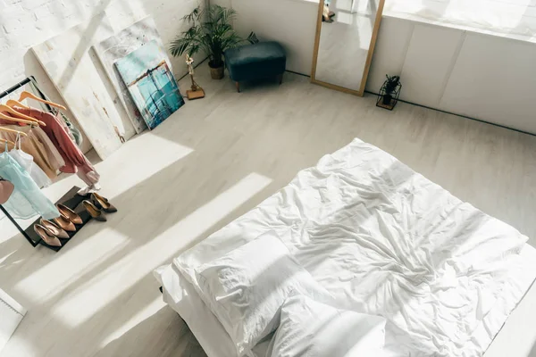 Overhead view of modern white bedroom with bed and stylish wardrobe — Stock Photo