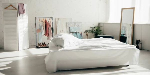 Tiro panorâmico do quarto branco moderno com cama e guarda-roupa — Fotografia de Stock