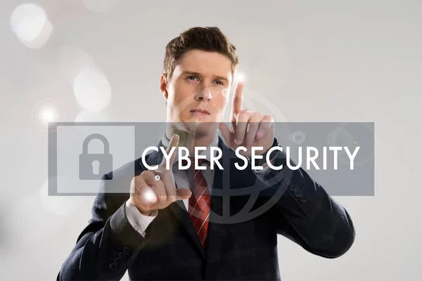 Впевнений бізнесмен у костюмі, вказуючи пальцями на ілюстрацію кібербезпеки спереду — стокове фото