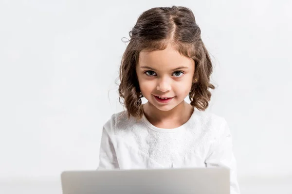 Frontansicht eines lächelnden Frühchens mit Laptop auf weißem Hintergrund — Stockfoto