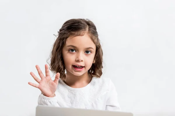 Divertente bambino in età prescolare mano agitando e guardando la fotocamera isolata su bianco — Foto stock