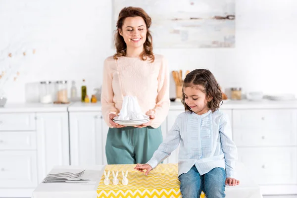 Souriant heureux mère et fille table de service dans la cuisine — Photo de stock