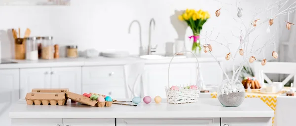 Weidenkorb, bemalte Eier und Osterbaum auf dem Tisch — Stockfoto