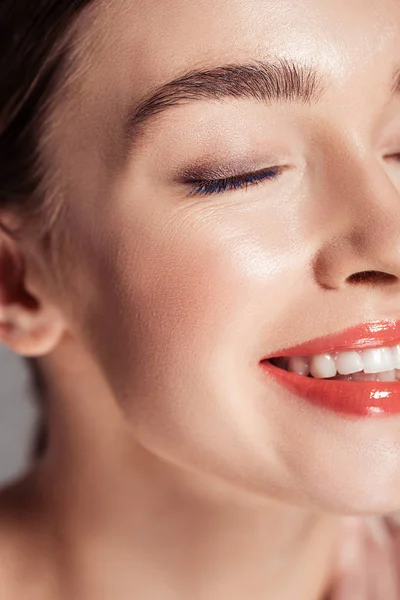Retrato de hermosa chica sonriente con maquillaje de moda y labios de coral - foto de stock