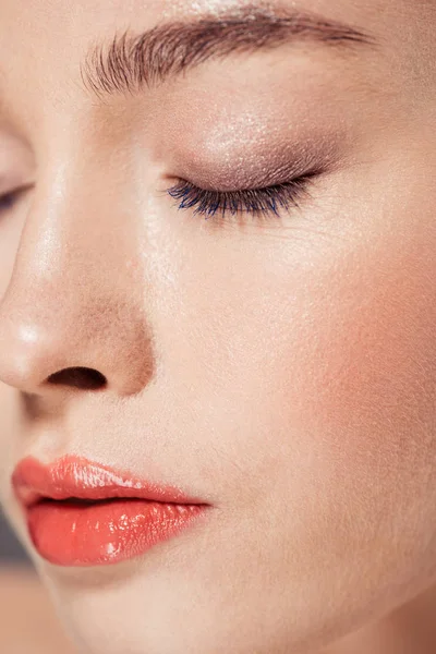 Vue recadrée de la femme avec le maquillage à la mode posant les yeux fermés — Photo de stock