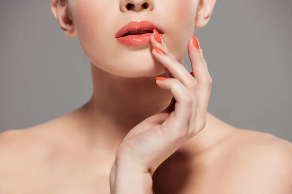 Vue recadrée de la femme nue touchant le visage et posant isolé sur gris — Photo de stock