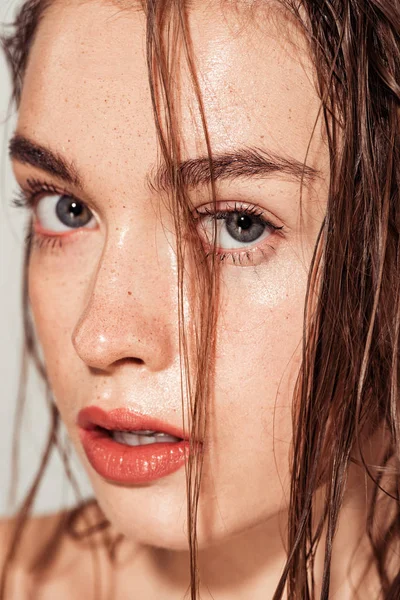 Retrato de menina bonita com lábios de coral e cabelo molhado olhando para a câmera — Fotografia de Stock