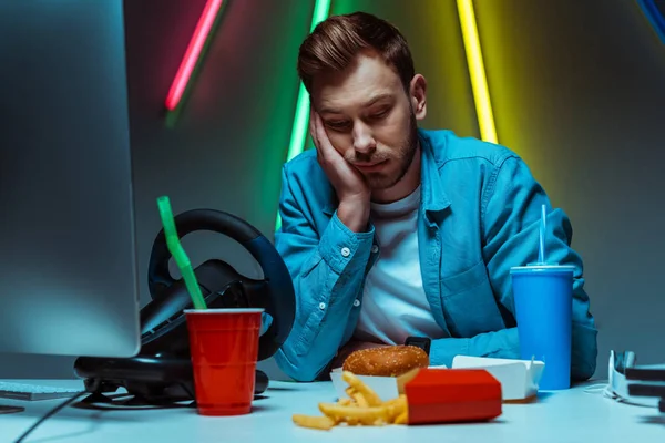 Beau et triste homme touchant la tête et regardant vers le bas — Photo de stock