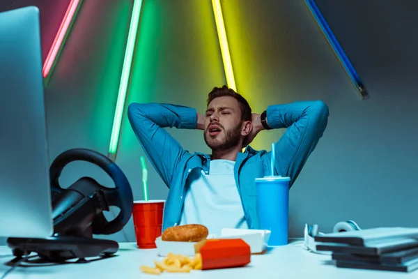 Bel homme et beau avec les bras croisés regardant le moniteur d'ordinateur — Photo de stock