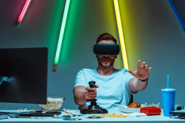 Schöner und gut aussehender Mann mit Virtual-Reality-Headset und Joystick — Stockfoto