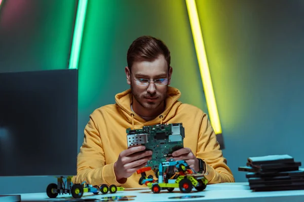 Gutaussehender und gutaussehender Mann in Brille mit Computerplatine — Stockfoto