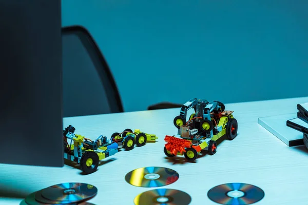 Foyer sélectif des voitures jouet sur la table blanche dans l'appartement — Photo de stock