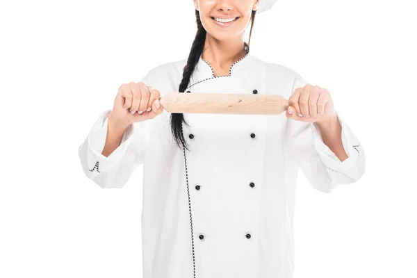Vista recortada del chef en uiform que sostiene el rodillo aislado en blanco - foto de stock