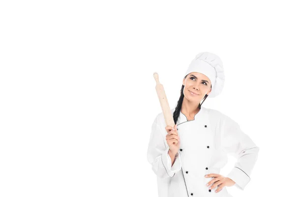 Мечтательный шеф-повар в шляпе, держащий скалку изолированной на белом — стоковое фото