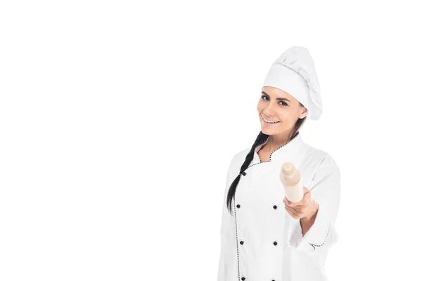 Chef en sombrero sosteniendo rodillo aislado en blanco - foto de stock